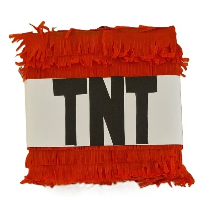 Piñata vermelha com franjas e faixa branca com letras T N T pretas.