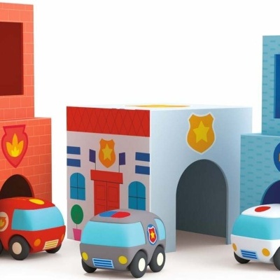 Brinquedos de edifícios e carrinhos de bombeiros, polícia e hospital em papel colorido.