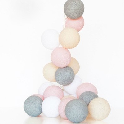 Esferas decorativas em tecido bege, cinza, branco e rosa empilhadas