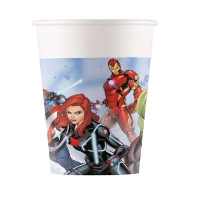 Copo de papel com super-heróis Marvel coloridos em fundo azul claro