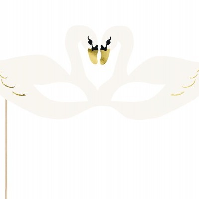 Máscara branca tipo cisne com detalhes dourados e pretos