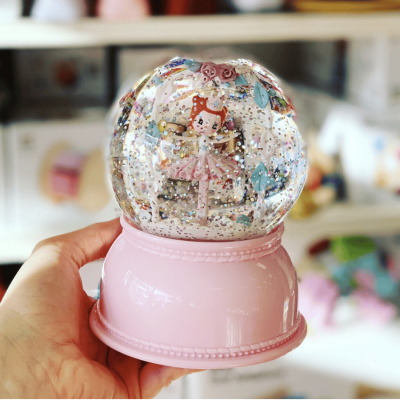 Globo de neve decorativo com bailarina e base rosa