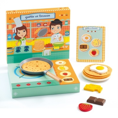 Jogo de cozinha com frigideira, crepes e alimentos de brinquedo.