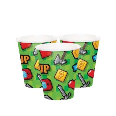 Três copos de papel com padrão pixelado verde e ícones coloridos
