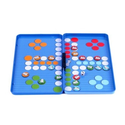 Jogo de tabuleiro azul com peças coloridas e dado