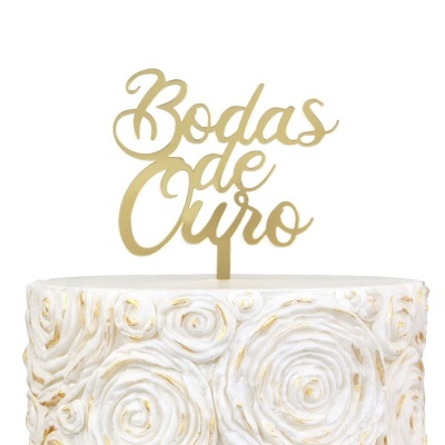 Topo de bolo dourado com texto Bodas de Ouro em bolo branco com decoração de rosas e detalhes dourados
