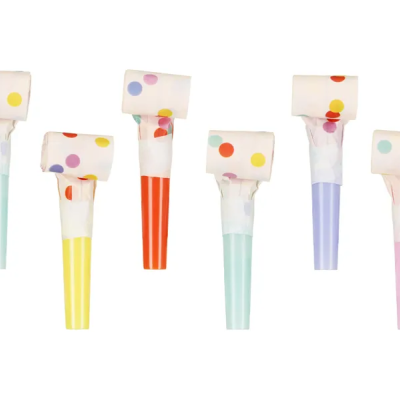 Seis cornetas de festa coloridas com base de plástico e boca de papel com pontos coloridos