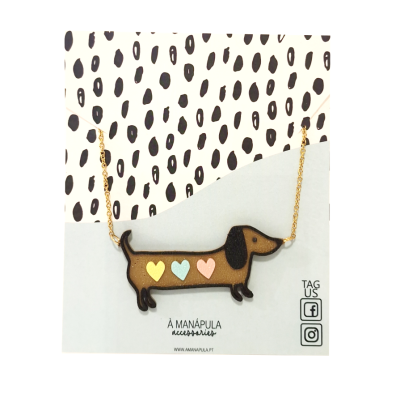 Colar com pendente cão salchicha de madeira com corações coloridos em cartão com padrão preto e branco