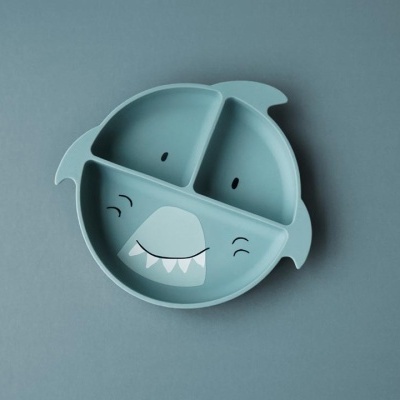 Prato azul dividido em três compartimentos com rosto de tubarão