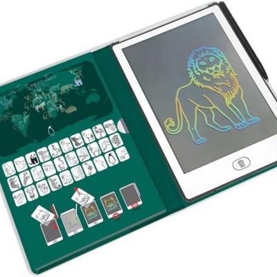 Tablet educativo verde com tela mostrando desenho de leão colorido e stylus