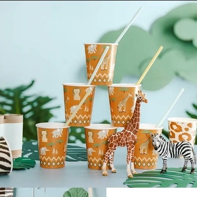 Copos de papel laranja com estampas de animais selvagens e brinquedos de girafa e zebra