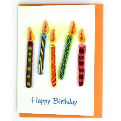Cartão de aniversário com velas coloridas de papel quilling e texto Happy Birthday