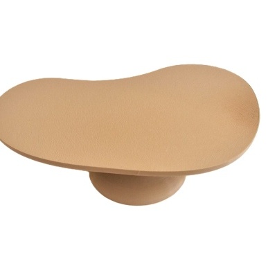 Mesa de centro bege irregular sobre fundo branco