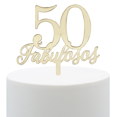 Topo de bolo dourado com texto 50 Fabulosos num bolo branco.