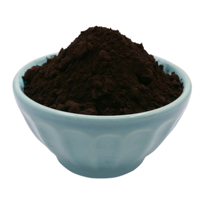 Tigela branca com pó castanho escuro