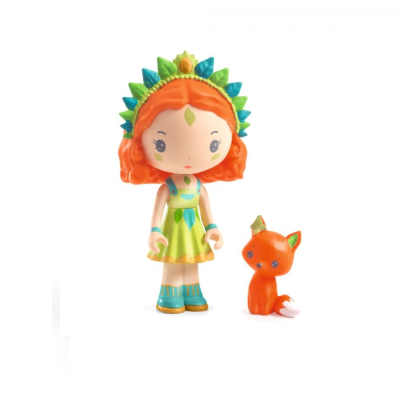 Boneca com vestido verde e pequena figura de raposa laranja