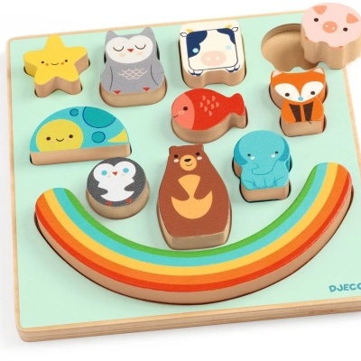 Puzzle de madeira com figuras coloridas de animais e arco-íris