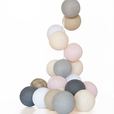 Conjunto de luzes decorativas de bolas têxteis coloridas em tons pastel