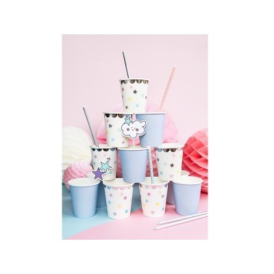Conjunto de copos descartáveis decorados com estrelas e nuvens em cores pastel