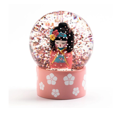 Globo de neve com boneca oriental e base cor-de-rosa com flores brancas
