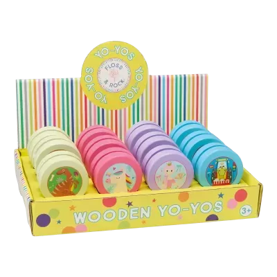 Expositor com yo-yos de madeira coloridos em verde, rosa, lilás e azul com desenhos