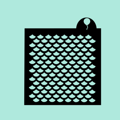 Saco preto com padrão de escamas azuis e desenho de balão no canto