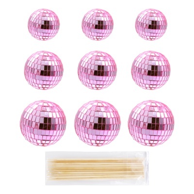 Bolas de espelho rosa e palitos de madeira em saco plástico