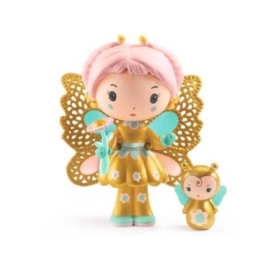 Duas figuras decorativas de fada e criatura dourada com asas azuis