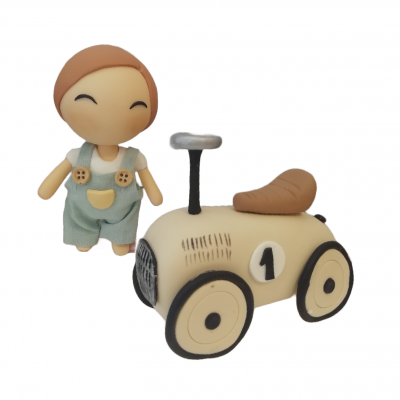 Boneco tecido com roupa azul claro e carrinho beje com número 1