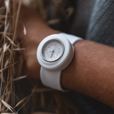 Relógio de pulso branco com bracelete de silicone e mostrador redondo