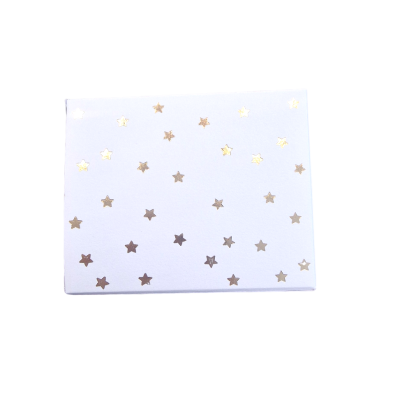 Caixa branca com estrelas douradas