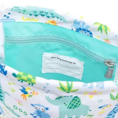 Interior de saco infantil com padrão de animais e bolso verde água