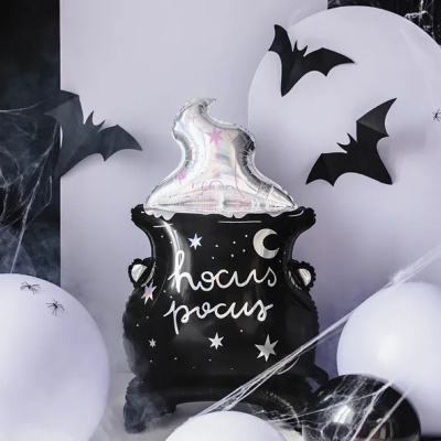 Balão em forma de caldeirão preto com chapéu prateado e texto 'hocus pocus', rodeado por balões brancos e morcegos decorativos