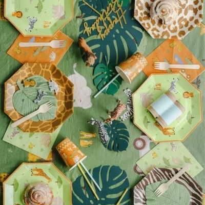Conjunto de festa infantil com pratos, copos, guardanapos e decoração temática de animais selvagens