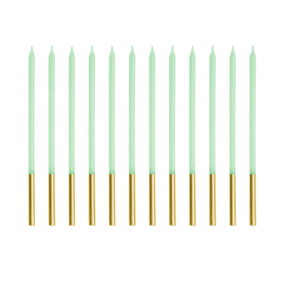 Doze velas finas verdes com base dourada sobre fundo branco
