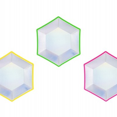 Três pratos descartáveis hexagonais em papel com bordas coloridas.