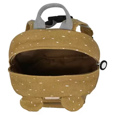 Mochila castanha com pontos brancos aberta e alças cinzentas