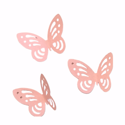 Borboletas decorativas rosa com padrões recortados sobre fundo branco