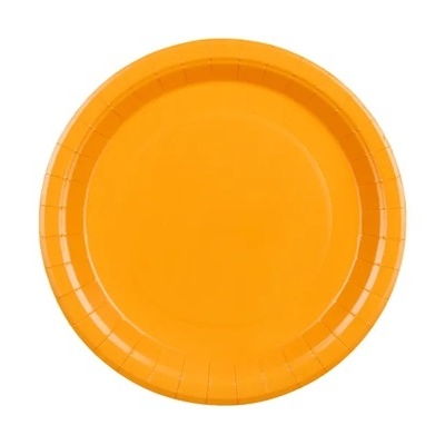 Prato de papel laranja com borda texturada sobre fundo branco