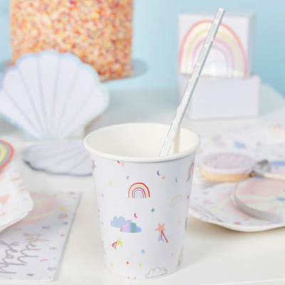 Copo descartável decorado com desenhos de arco-íris e nuvens com canudo