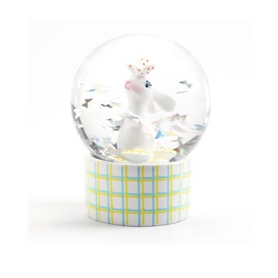 Globo de neve com coelho branco e base com padrão de grelha