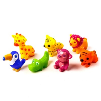 Brinquedos em plástico colorido de sete animais diversos sobre fundo branco