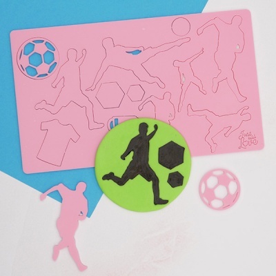 Stencil rosa com recortes de jogadores de futebol e peças destacadas em várias cores