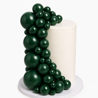 Bolo branco decorado com esferas verdes brilhantes na lateral