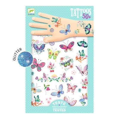 Pacote de tatuagens temporárias com borboletas e flores coloridas em fundo azul claro
