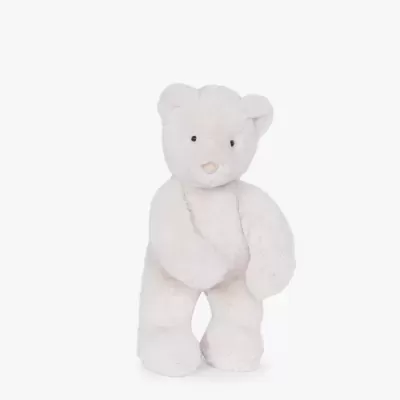 Urso de peluche branco em fundo branco