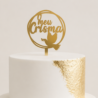 Bolo branco decorado com dourado e topper dourado com texto O meu Crisma e pomba
