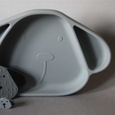 Prato infantil em silicone em forma de cachorro azul com figuras cinzentas ao lado