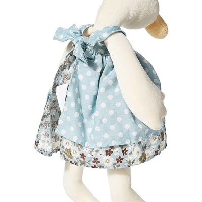 Boneco de pelúcia de pato vestido com saia e avental azul