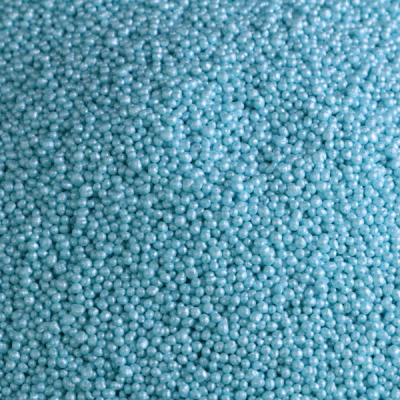 Pequenas esferas azuis de material plástico ou poliestireno